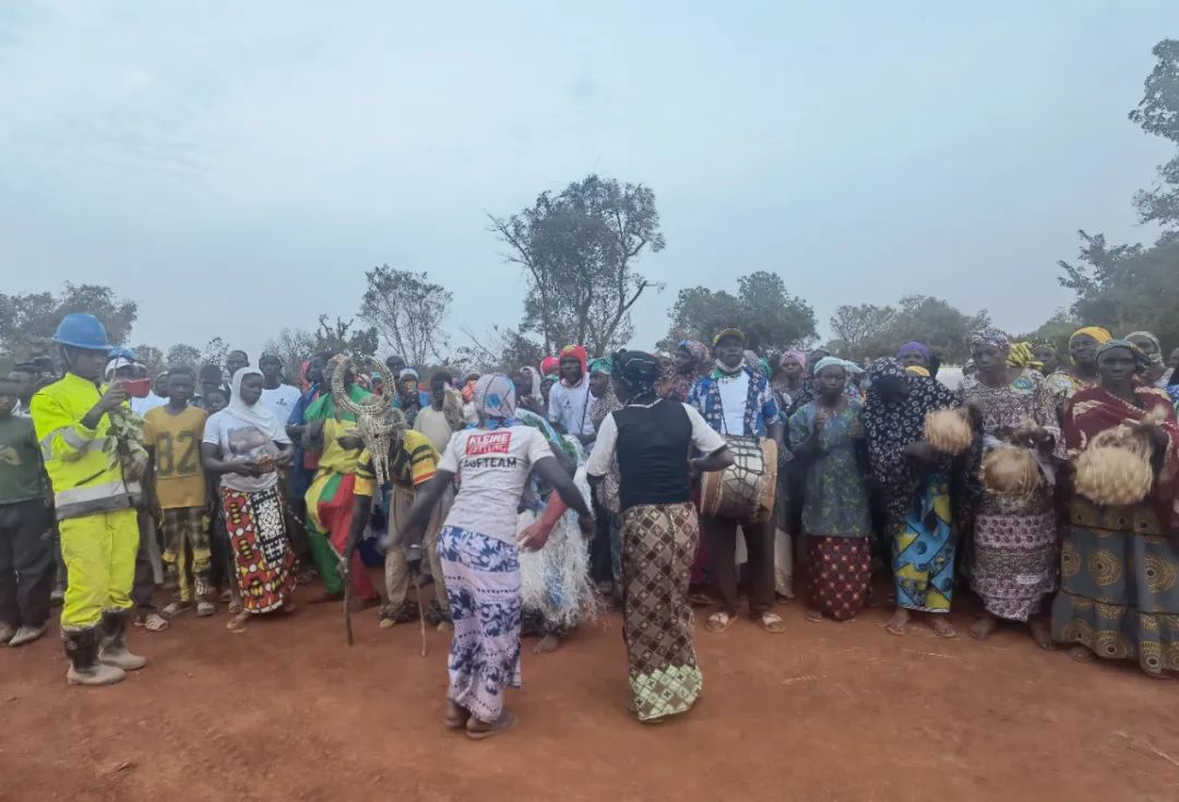 捐贈(zèng)拖拉機(jī) 修建儲(chǔ)水壩 馬里鋰礦項(xiàng)目公司積極支持社區(qū)發(fā)展4.jpg