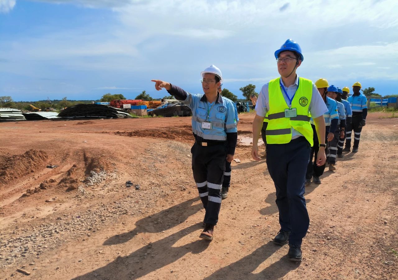 每日經(jīng)濟(jì)新聞：國(guó)投證券給予海南礦業(yè)增持評(píng)級(jí)，油氣鐵礦基本盤穩(wěn)健，鋰資源端投產(chǎn)在即