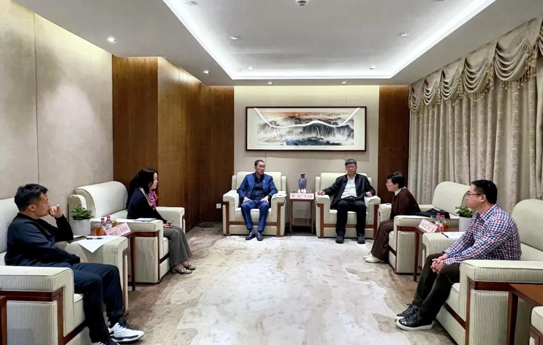 滕磊與中林時(shí)代控股有限公司黨委書記、董事長(zhǎng)、總經(jīng)理姜圣波舉行工作座談